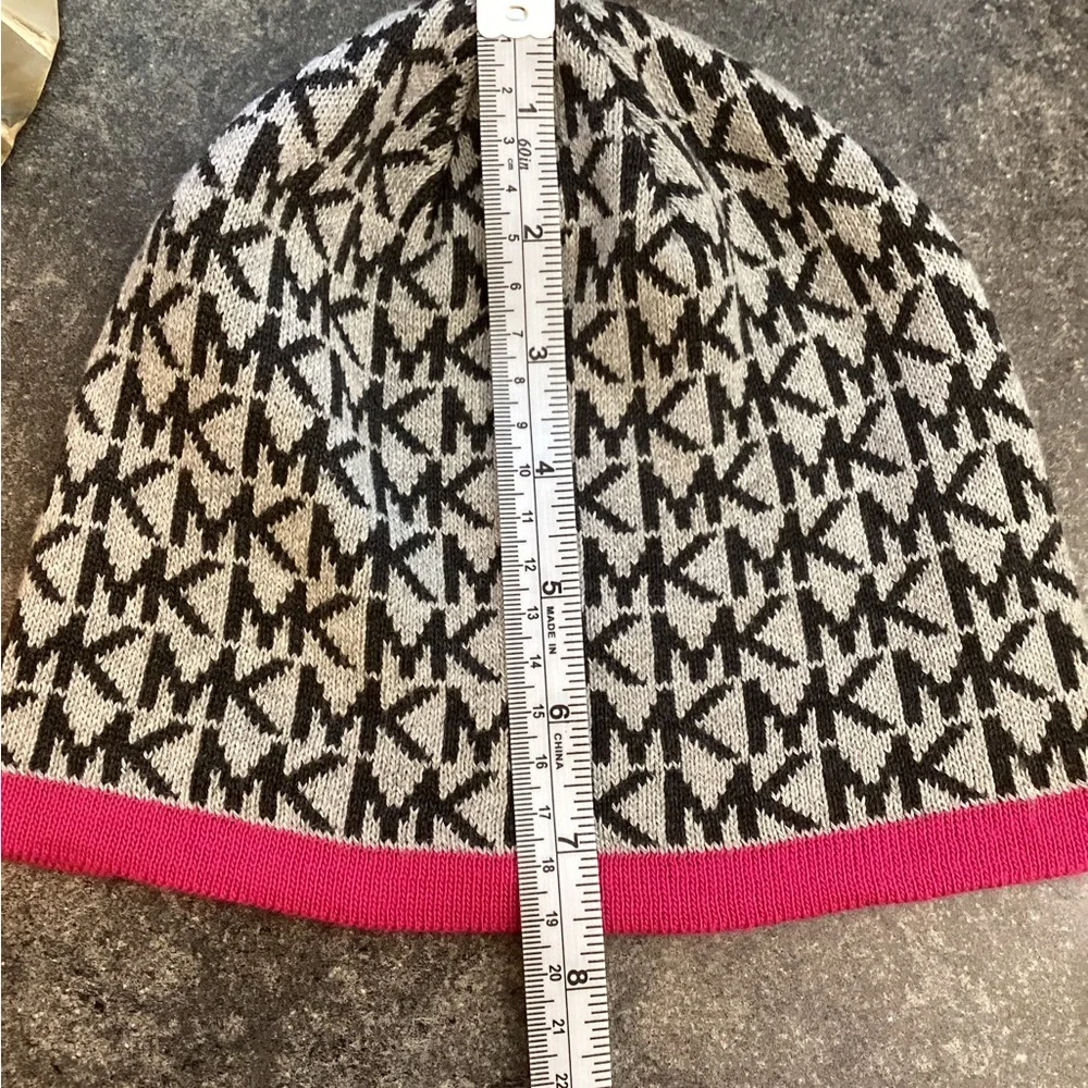Michael Kors Woman’s Beanie Hat NWOT - Picture 3 of 4